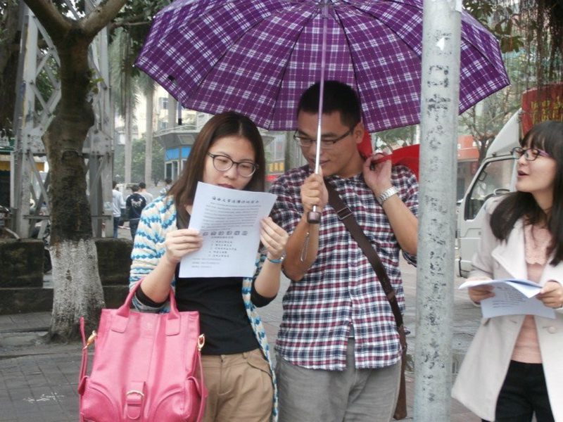 诊所成员向路人宣传法律知识 诊所成员向路人宣传法律知识